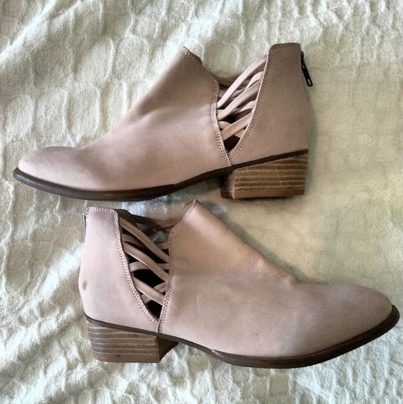 Seychelles Dusty pink Criss-cross Cutout Soft leather ankle bootie - Picture 7 of 10